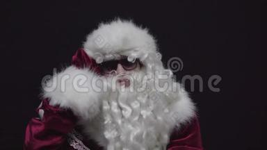戴着太阳镜的圣诞老人在黑色背景下寻找好孩子。